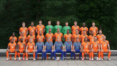 曼联及巴黎圣日耳曼均对奥斯梅恩提出口头收购意向，并承诺支付解约金